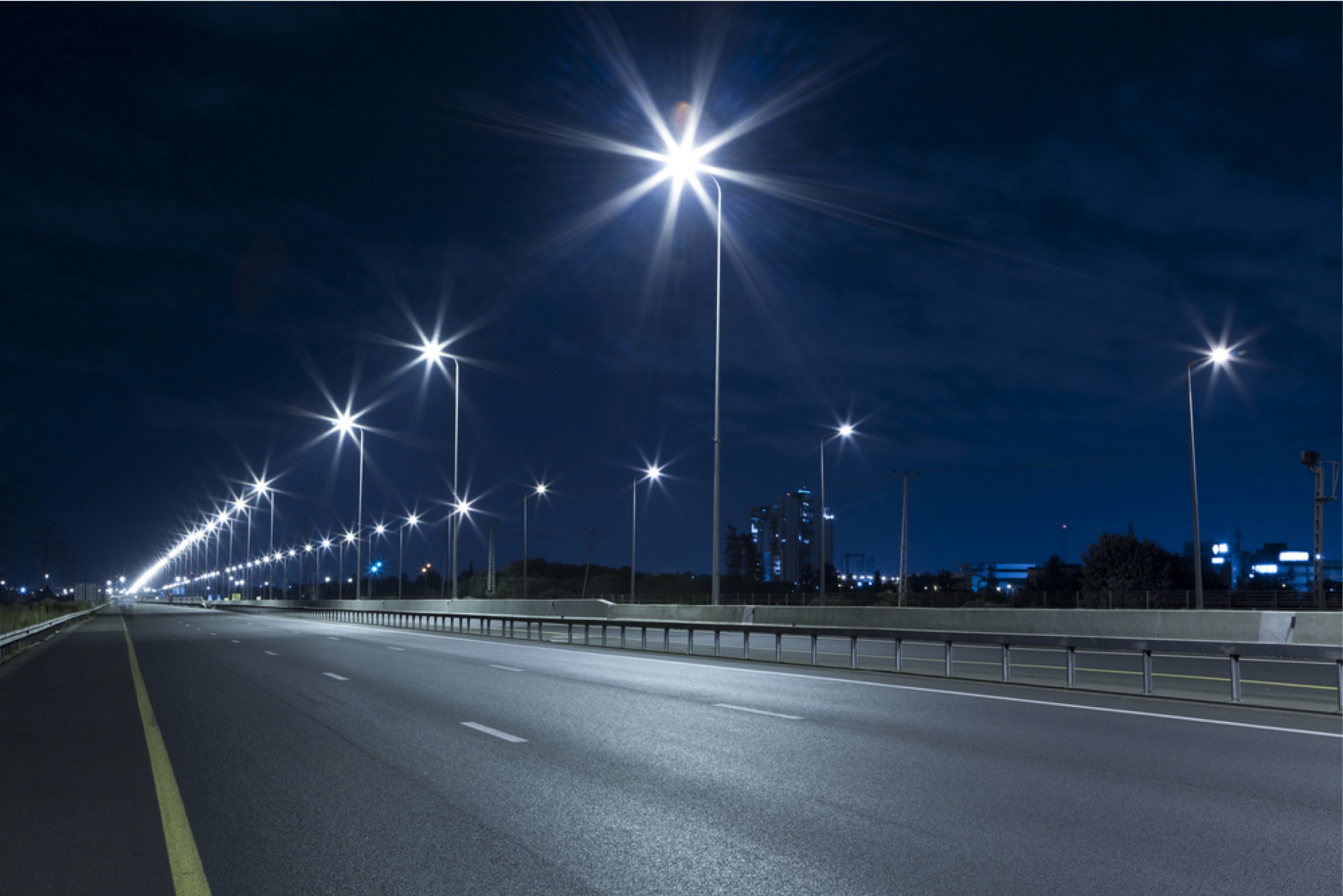 Image d'autoroute représentant l'éclairage intelligent de Luminus Cities
